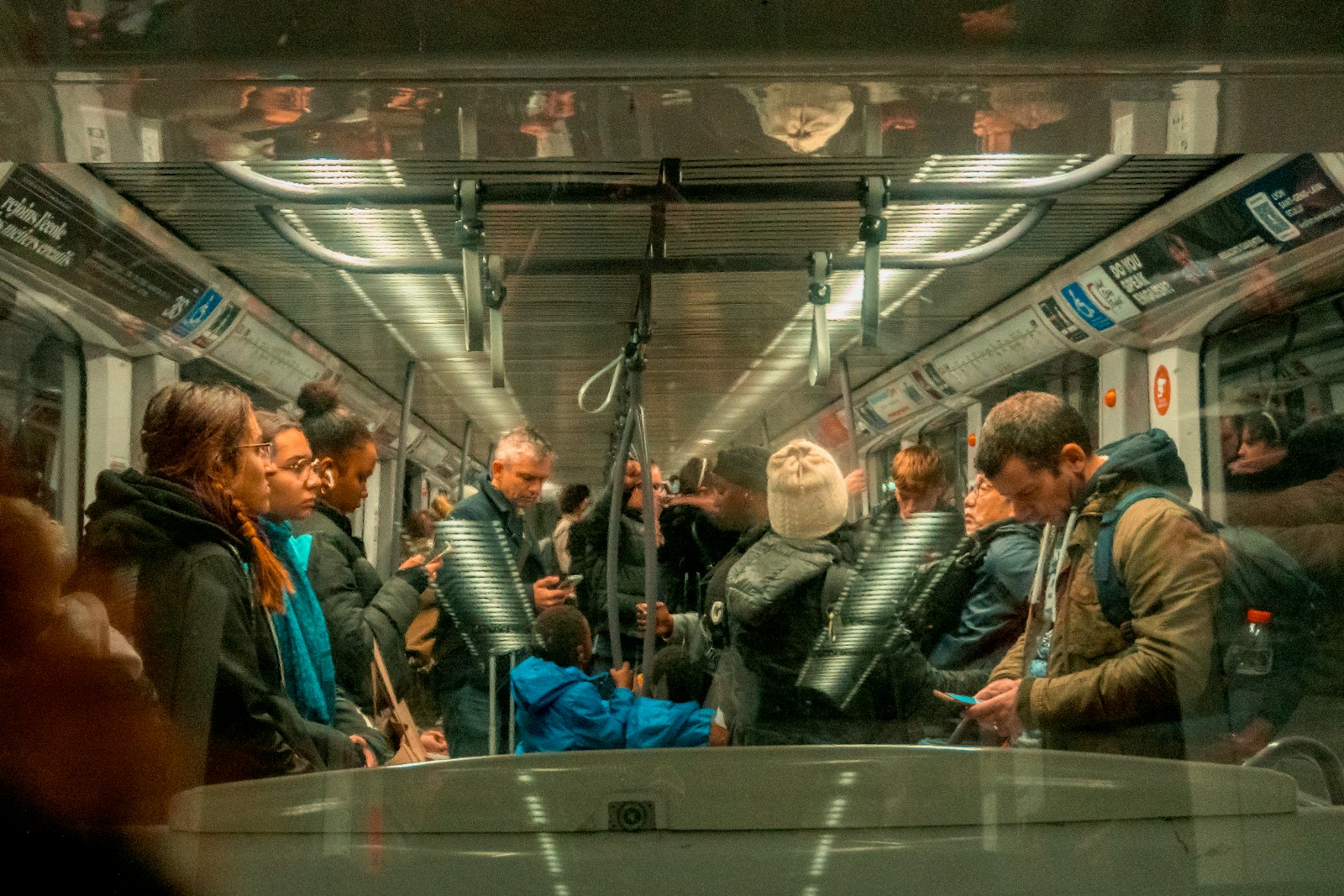 Pessoas em deslocamento cotidiano dentro do transporte público