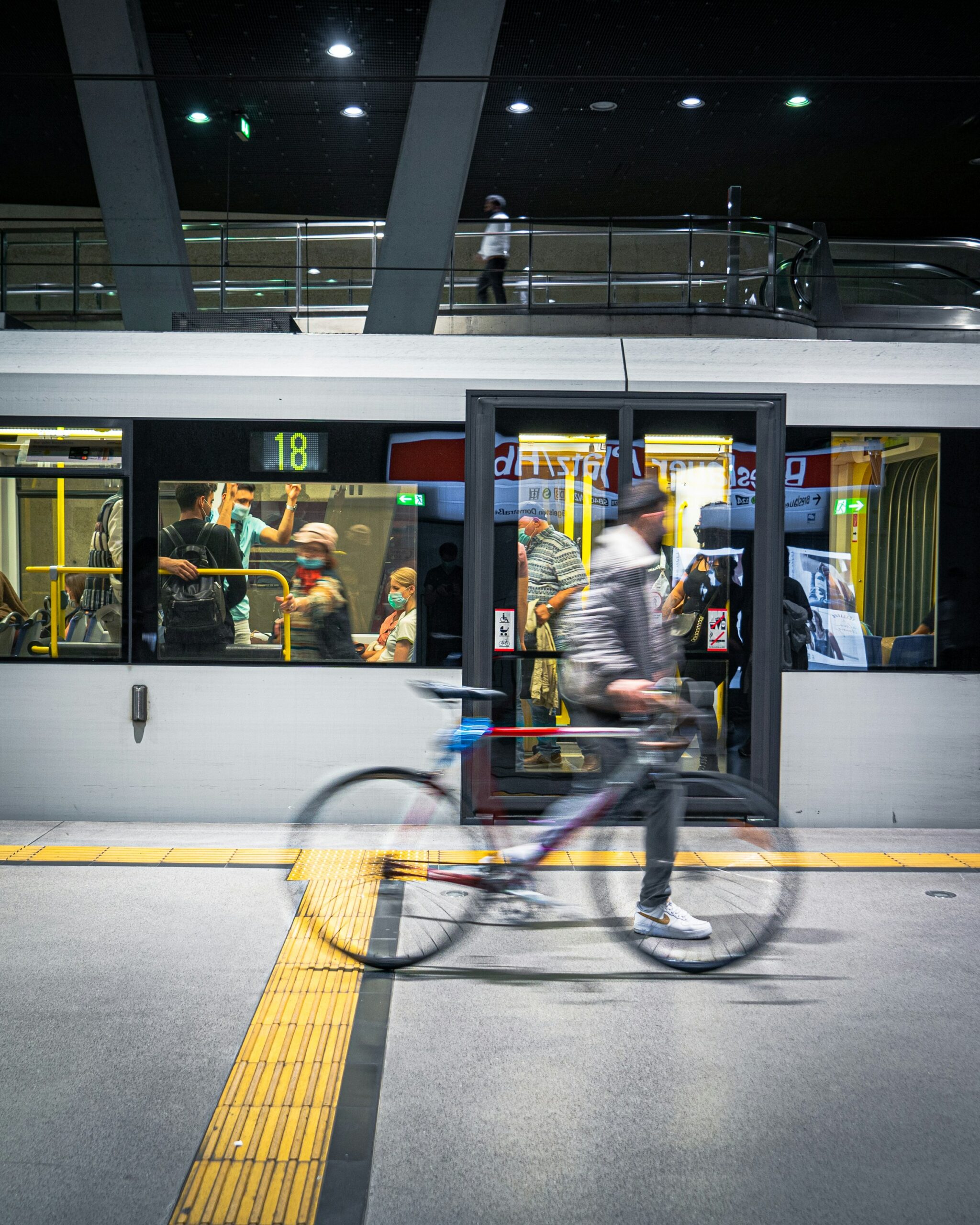 Passageiros circulando em um sistema de transporte público