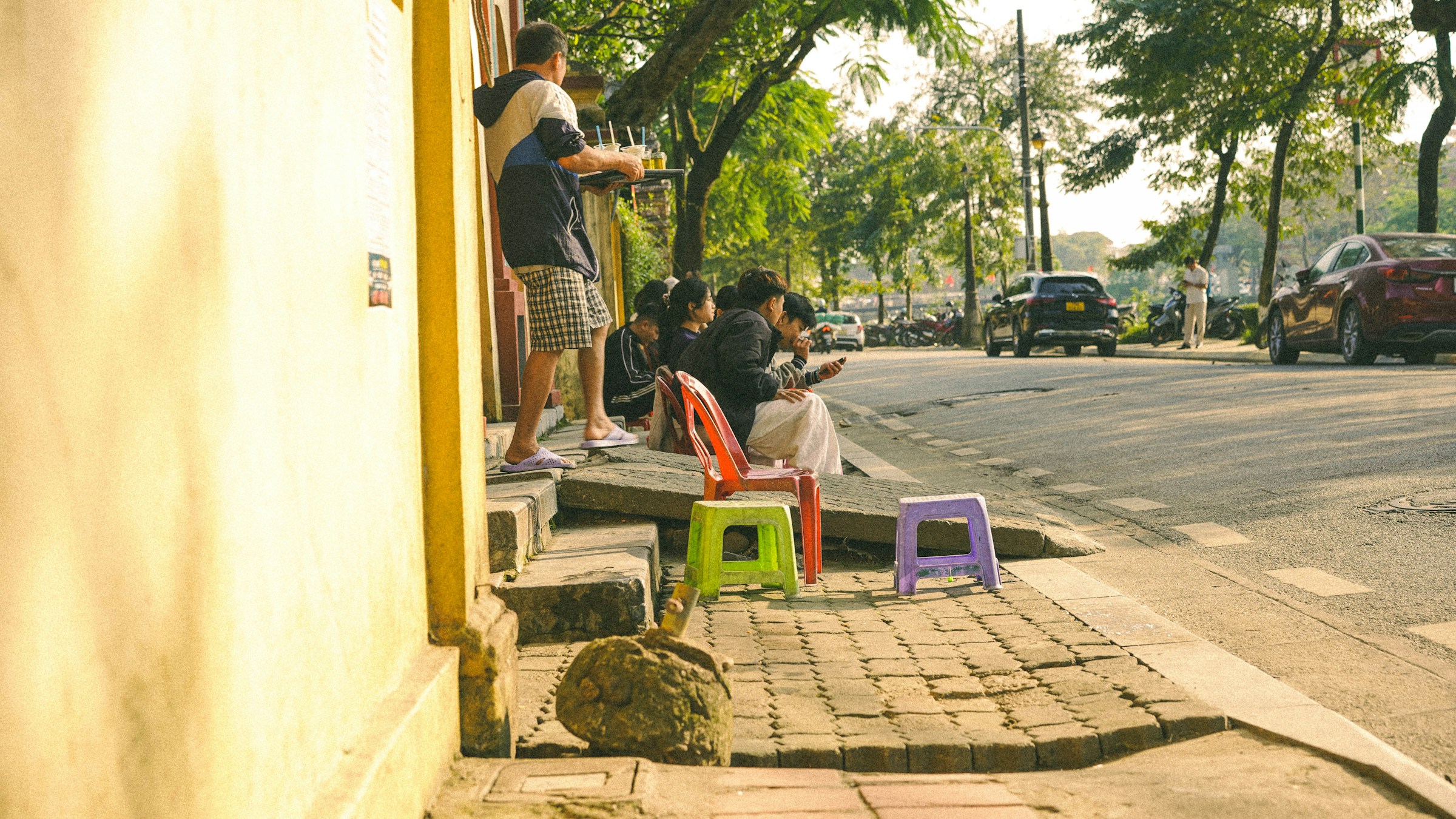 Vida cotidiana em espaço urbano como fundo da síntese de distribuição