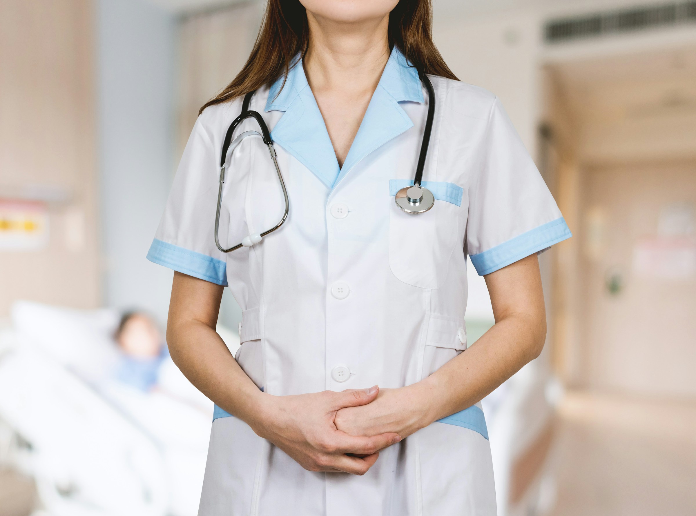 Profissionais de saúde conversando em um ambiente hospitalar